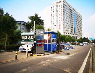銳方達科技的車牌識別系統是由哪些設備組成？